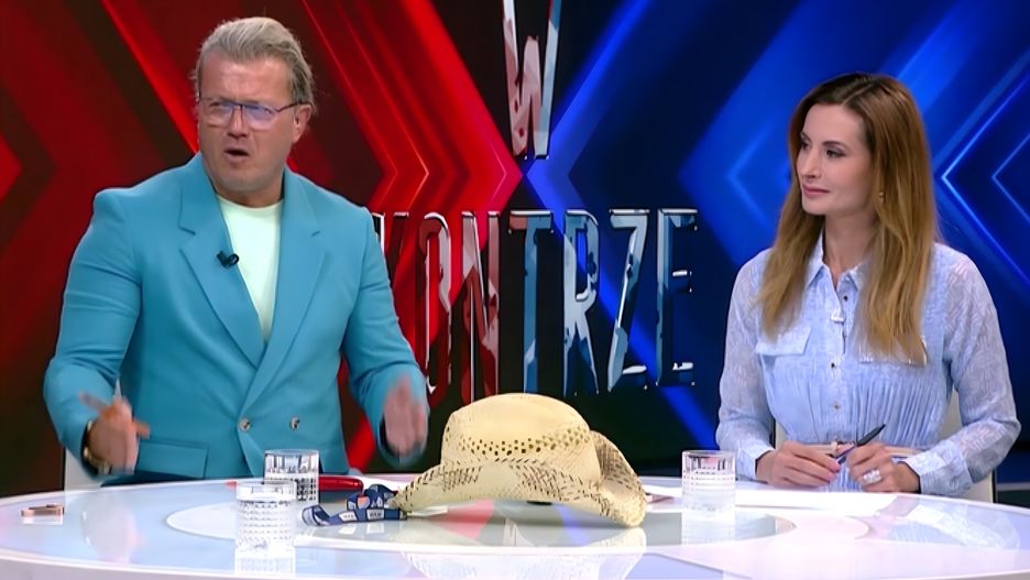 Jarosław Jakimowicz przyniósł do studia rekwizyt