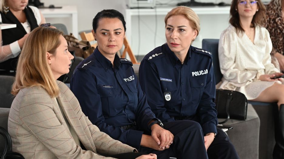 Wydarzenie zgromadziło psychiatrów, psychologów, pedagogów, a także policjantów i innych specjalistów, którzy wspólnie rozmawiali o tym, jak wspierać najmłodszych w radzeniu sobie z narastającymi problemami psychicznymi.
