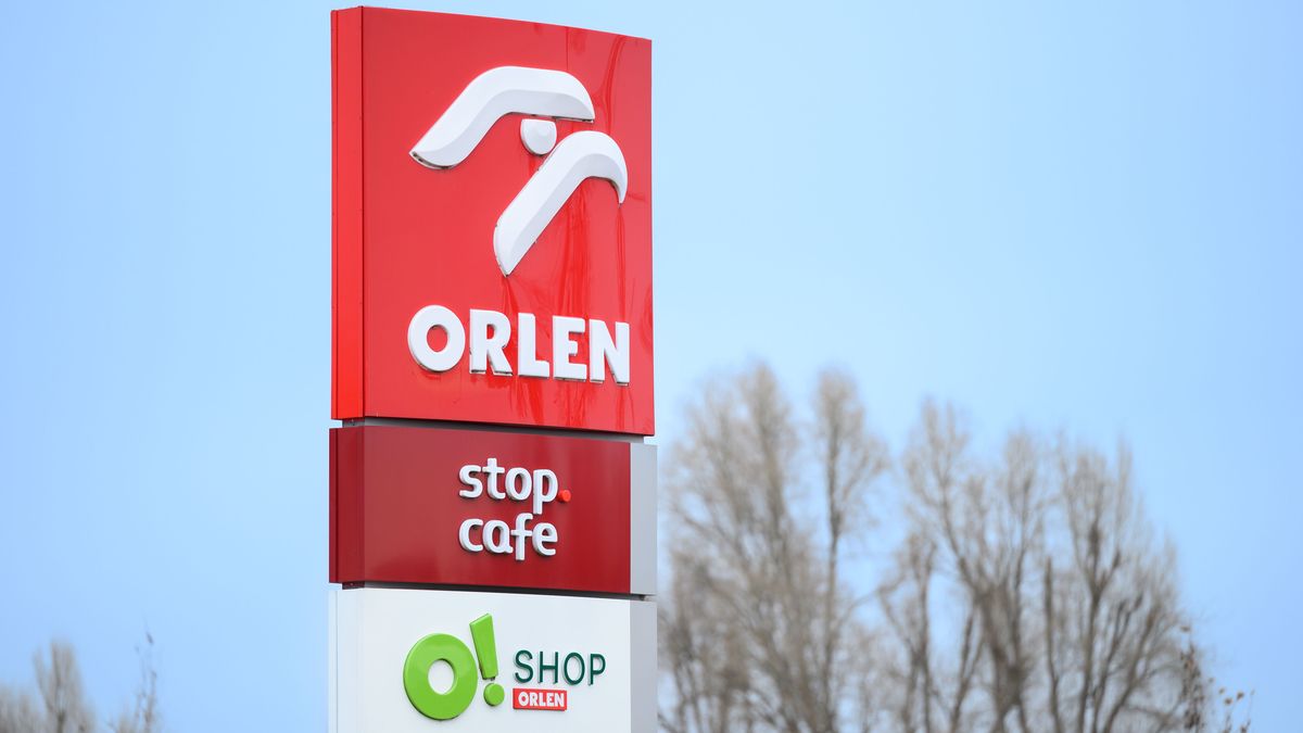 Zdjęcie pylonu na stacji Orlen.