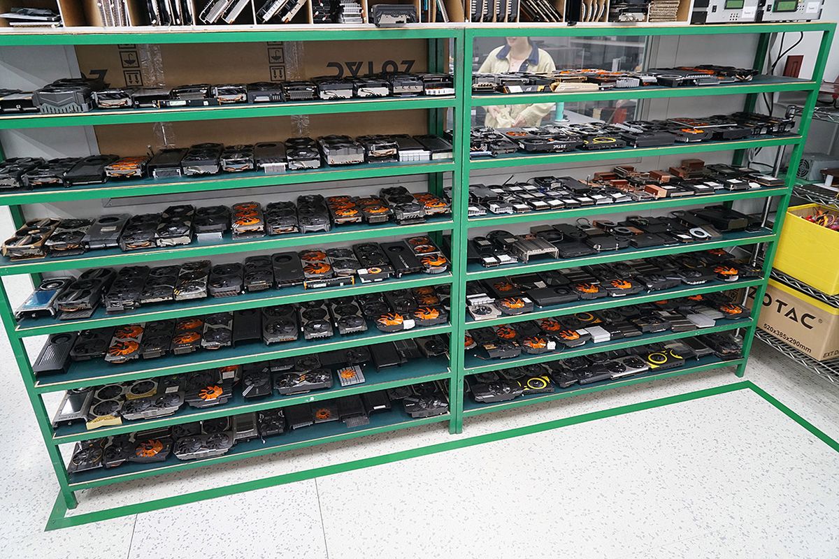 Szafa do schładzania kart po testach. Źródło: Akiba PC Hotline!