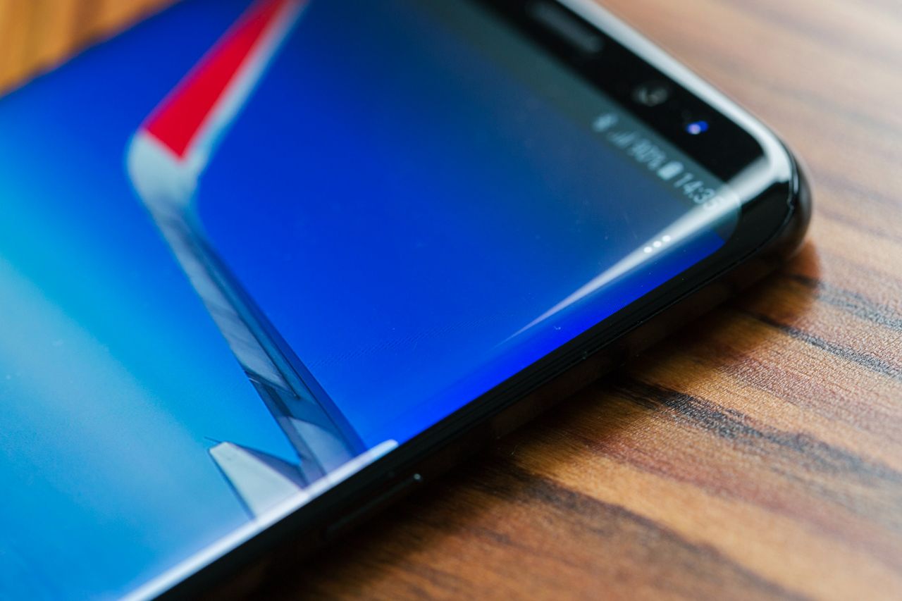 Zakrzywiony ekran w Samsungu S8+.