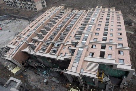 13piętrowy budynek w Szanghaju, którzy po prostu się przewrócił