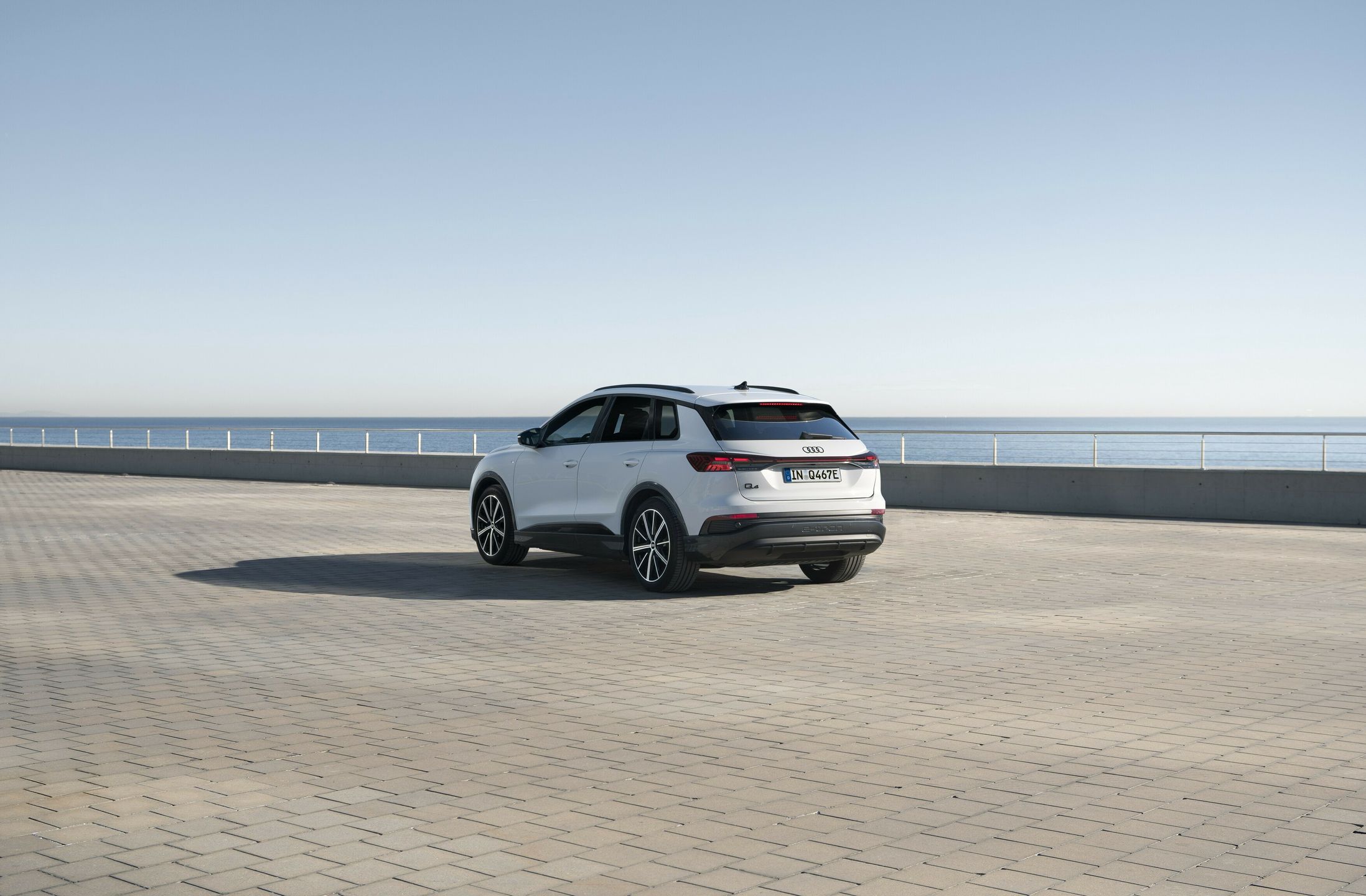 Static photo, Colour: Glacier white metallic