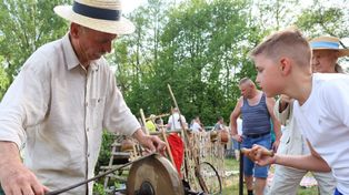 Starsi wrócili do wspomnień, młodsi mieli żywą lekcję historii. Sianokosy w gminie Konopnica