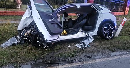 Szybka interwencja policjantów po groźnym wypadku w Szwarszowicach. Trzy auta, kilku rannych