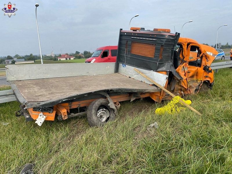 Zniszczony pojazd służby drogowej na obwodnicy Lublina
