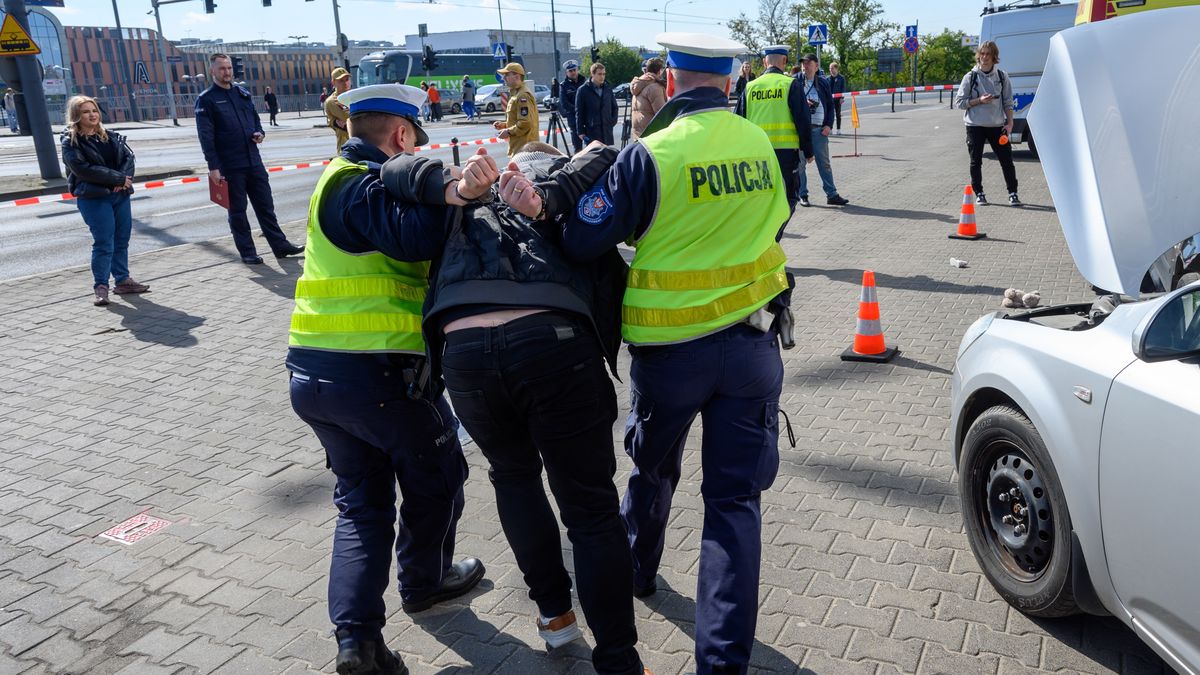 �wiczenia
Jakub Kaczmarczyk
�wiczenia, policja, ratownictwo drogowe, ratownik, symulacja, wypadek, centrum miasta, pijany kierowca, potr�cenie, samochodowy, s�u�by ratunkowe, zatrzymanie pijanego kierowcy