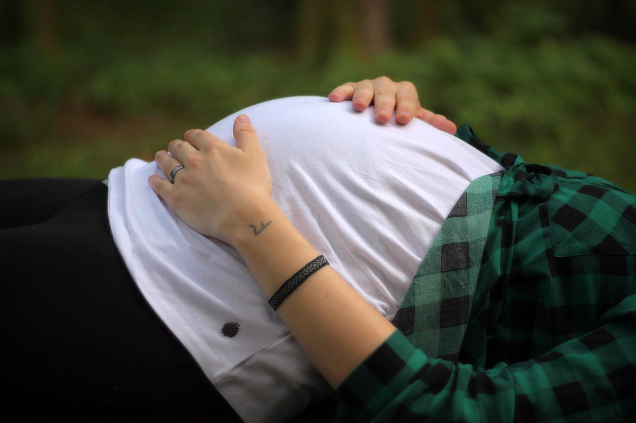 Czy taką ciążę można było ukryć? Ginekolog komentuje poród 13-latki