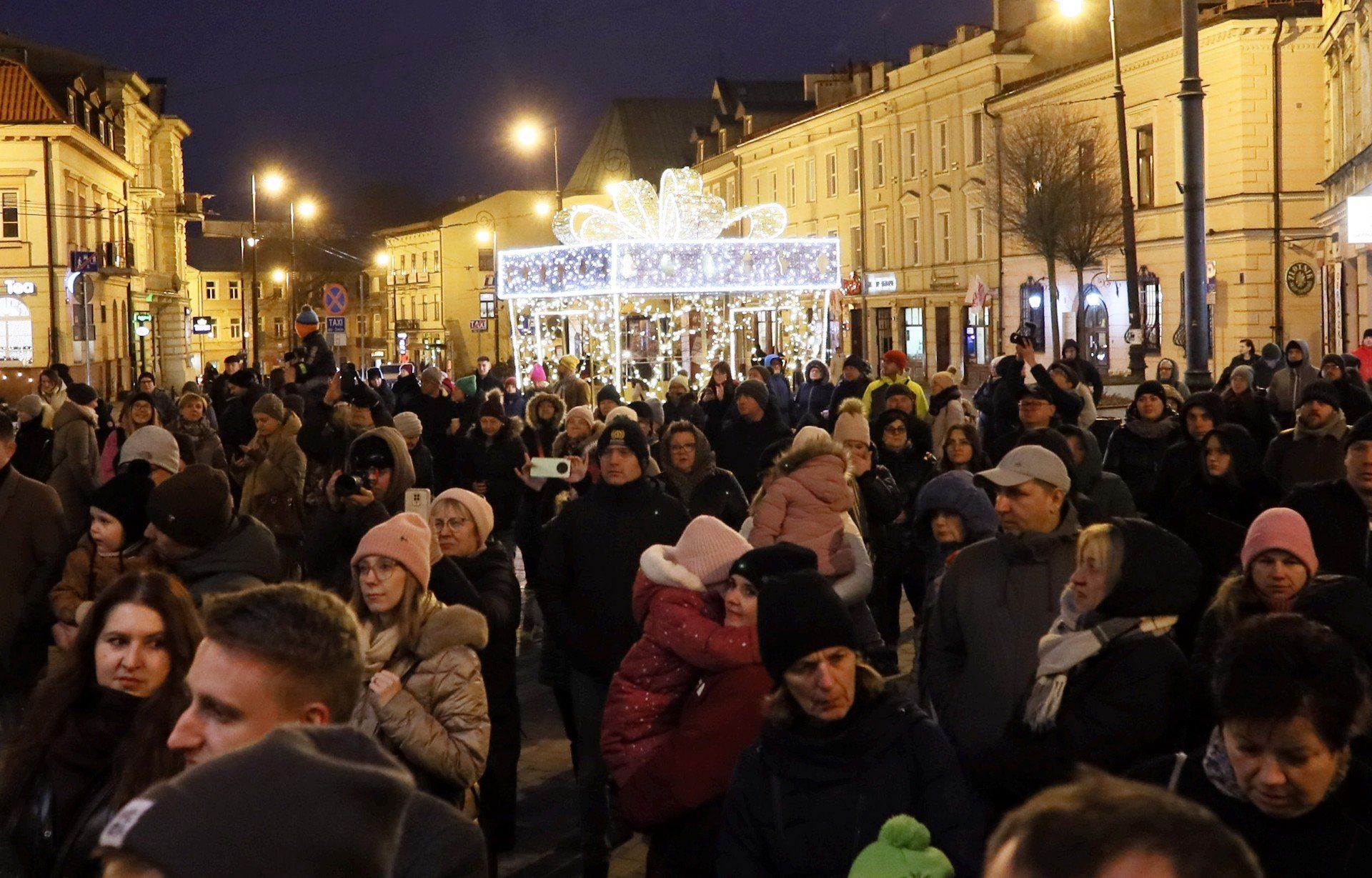 Choinka miejska i świąteczne iluminacje już świecą.