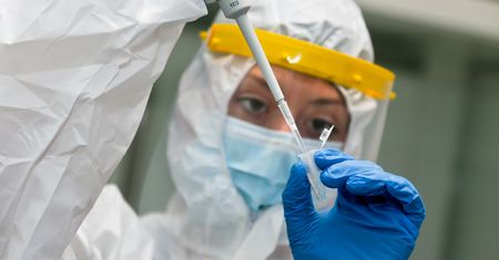 Hiszpania. Ponad 700 urzędników i polityków miało zaszczepić się poza kolejnością
