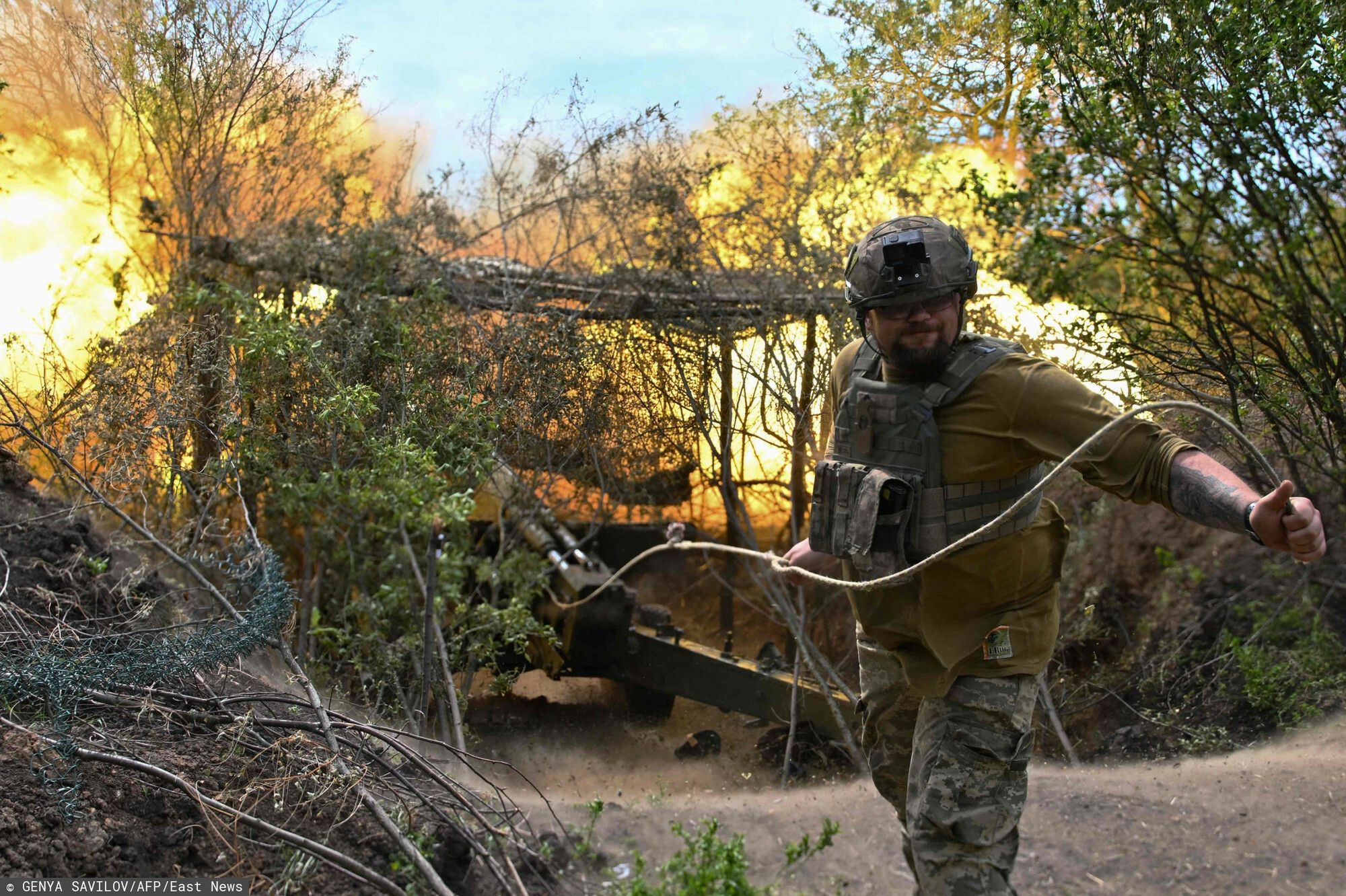 Wojna w Ukrainie rok 2023A Ukrainian artilleryman fires a 2A36 Giatsint-B field gun toward Russian positions near Avdiivka in the Donetsk region on June 23, 2023, amid the Russian invasion of Ukraine. (Photo by Genya SAVILOV / AFP)GENYA SAVILOV