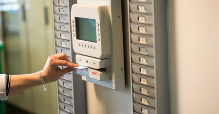 Praca zmianowa w równoważnym systemie czasu pracy. Jakie są zasady?