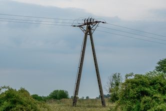 Spór o słup energetyczny na prywatnej działce. Oto, co mówi prawo