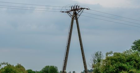 Spór o słup energetyczny na prywatnej działce. Oto, co mówi prawo