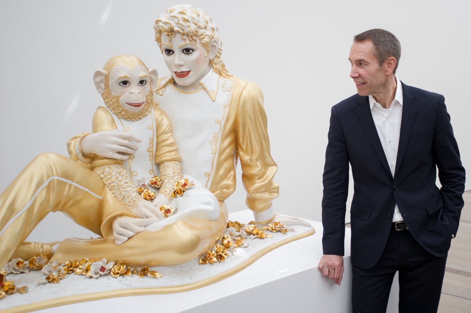 Jeff Koons i jego rzeźba przedstawiająca Michaela Jacksona z jego szympansem