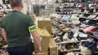 Piaseczno: Nielegalny towar. Policja wkroczyła do centrum handlowego