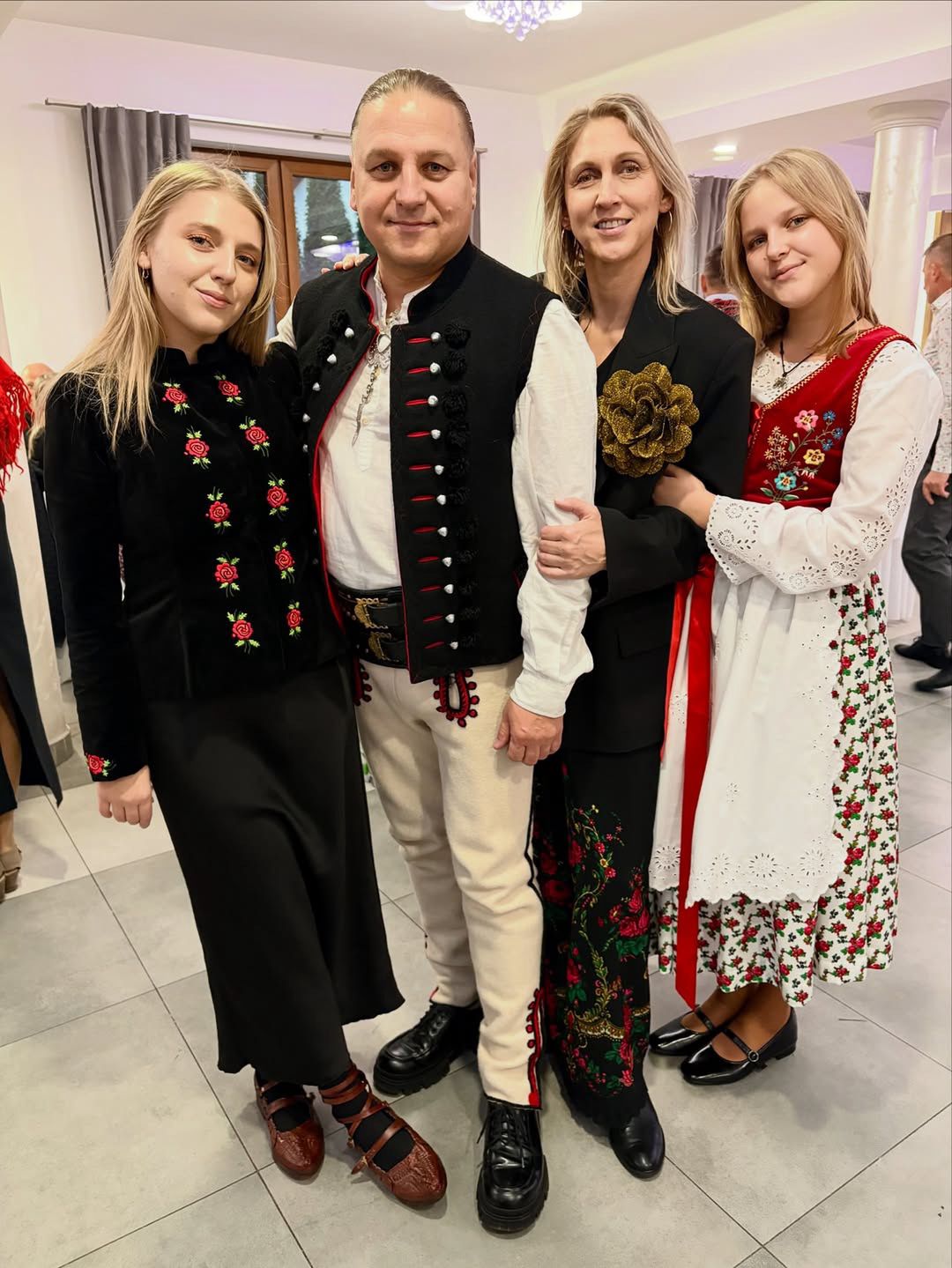Katarzyna i Paweł Golcowie z córkami