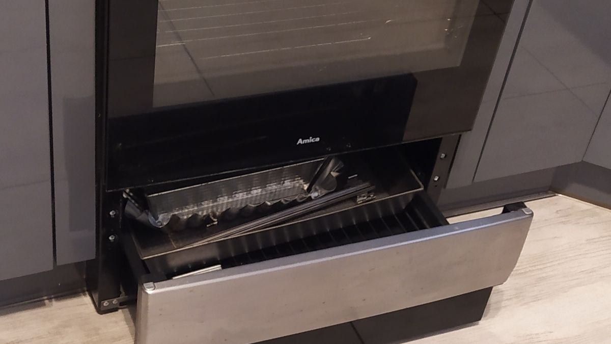 Do czego służy szuflada pod piekarnikiem? 