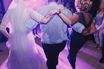 Ile włożyć do koperty na wesele? Ekspert komentuje