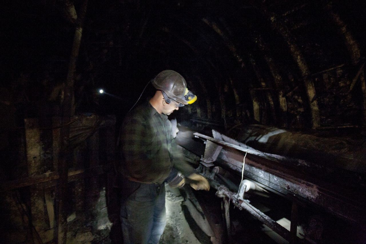 Śląsk: Tysiące górników odejdzie z kopalń w regionie