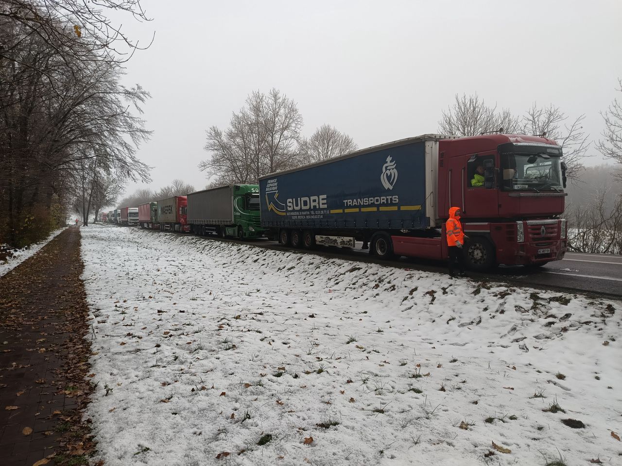 Kolejka ciężarówek przed granicą w Dorohusku