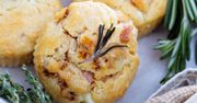 Muffiny z prosciutto i ajvarem. Wytrawne babeczki na śniadanie