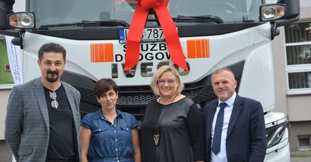 Nowy samochód do posypywania dróg i innych prac w lubelskim Zarządzie Dróg Powiatowych