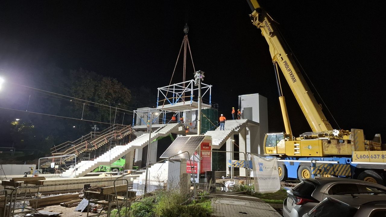 Szczecin: Zamontowali kładkę na przystanku SKM