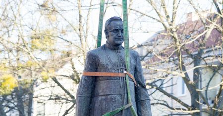 Gdańsk. Obalenie pomnika ks. Jankowskiego. Ruszył proces o znieważenie