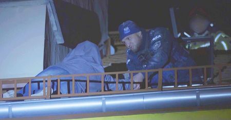 "Policjanci z sąsiedztwa" znowu w akcji. Tym razem ratowali kobietę na dachu