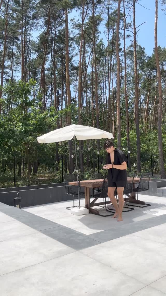 Jan Dąbrowski pokazał swój dom położony w lesie