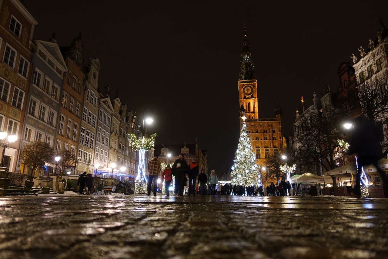 Przy niektórych zdjęciach nocnych, jasny, stabilizowany obiektyw pozwala na fotografowanie z ręki bez konieczności wychodzenia ponad czułość ISO 125. Tu 1/6 s, oczywiście 24 mm f/1.8.