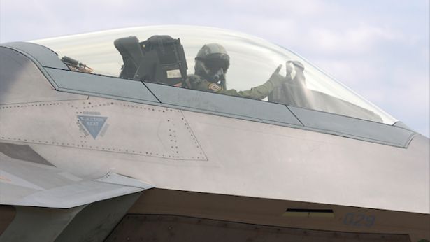 Co płynie we krwi amerykańskich pilotów F-22?