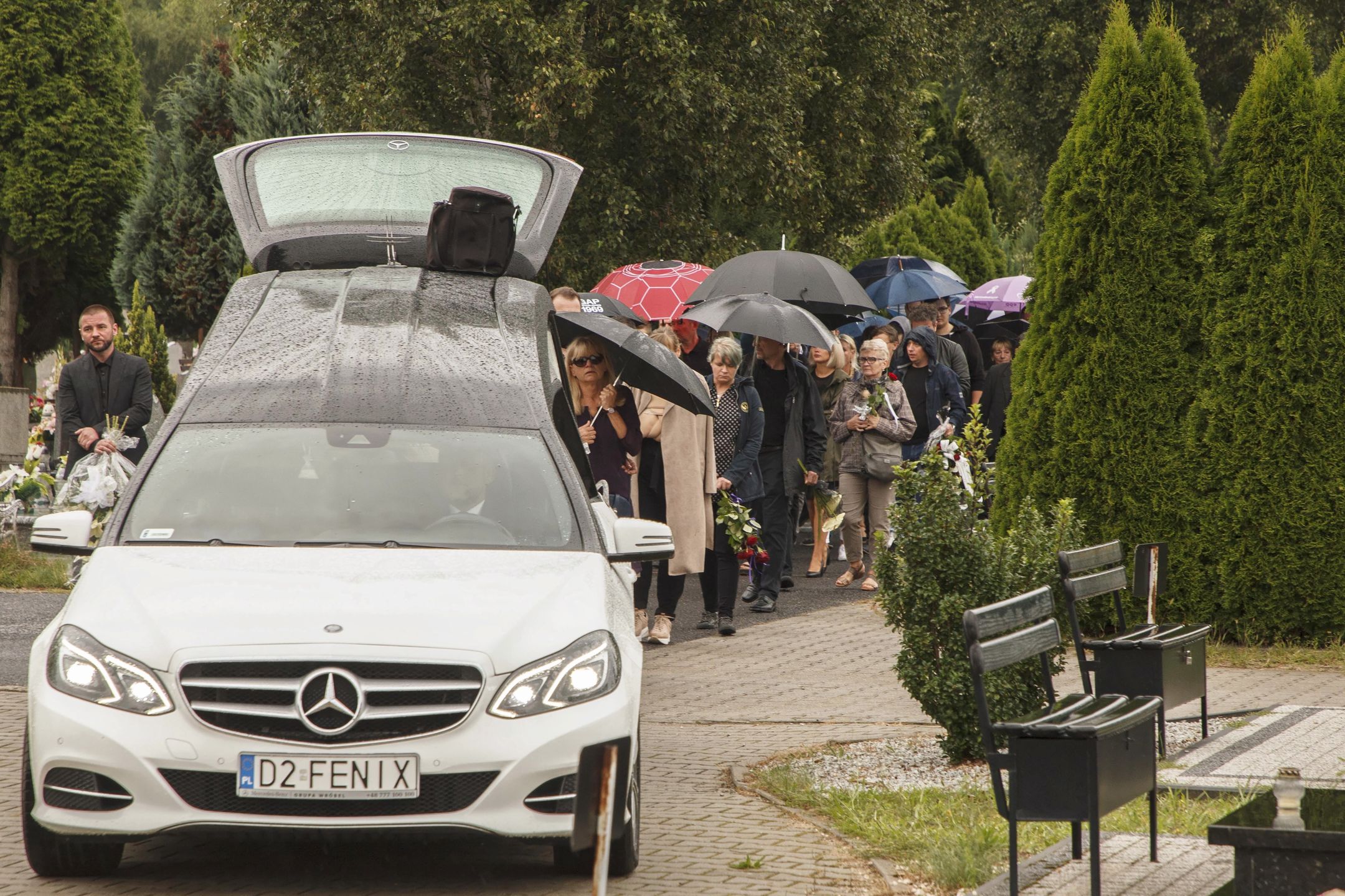 Lubin, 19.08.2021. Uroczystości pogrzebowe 34-letniego Bartosza S. w Lubinie, 12 bm. 6 sierpnia br. w Lubinie, po interwencji policji, zmarł mieszkaniec tego miasta. Prokuratura Rejonowa w Lubinie wszczęła śledztwo pod kątem przekroczenia uprawnień i niedopełnienia obowiązków przez funkcjonariuszy policji oraz nieumyślnego spowodowania śmierci pokrzywdzonego. (sko) PAP/Aleksander Koźmiński