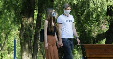 Tak znoszenie obostrzeń wpływa na liczbę zakażeń. Ministerstwo podaje dane