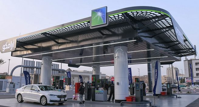 Saudyjczycy kupili część Rafinerii Gdańskiej. Teraz chcą mieć w Polsce sieć stacji paliw