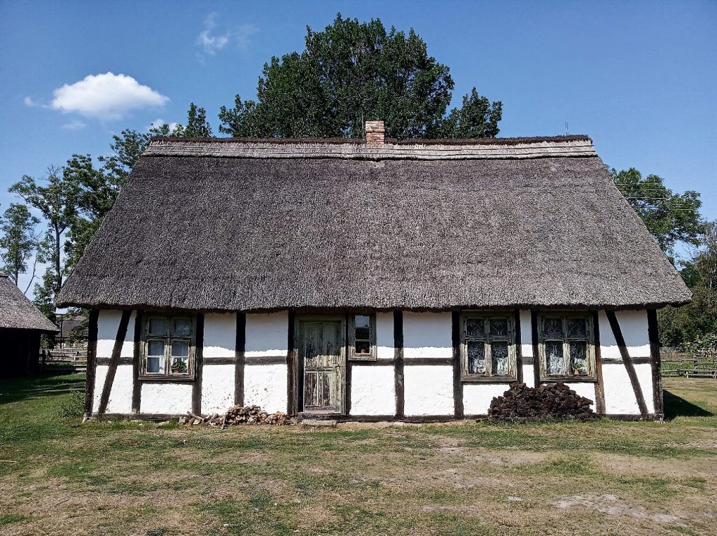 dom w muzeum wsi słowińskiej w klukach