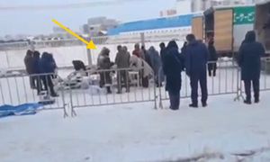 Nagranie z Rosji. Stanęli w ogromnej kolejce