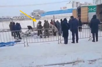 Nagranie z Rosji. Stanęli w ogromnej kolejce