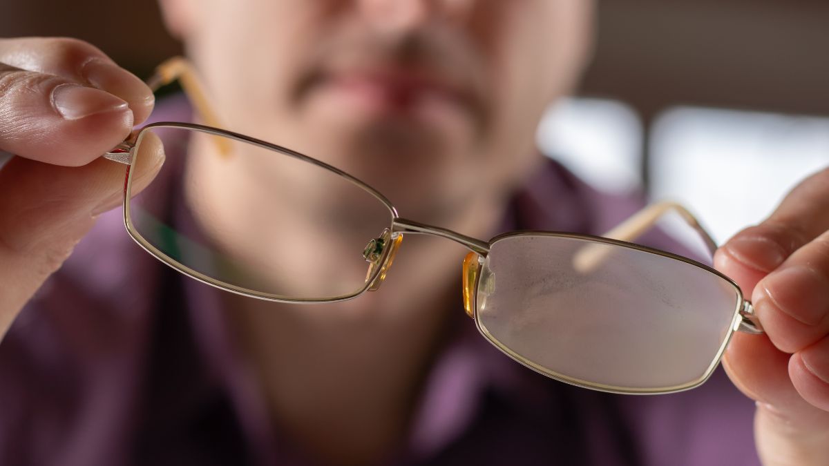 Jak pozbyć się pary na okularach?