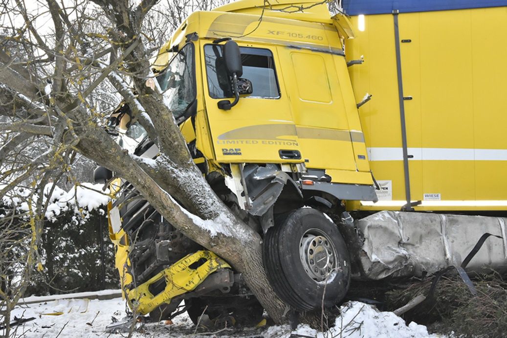 Biała Podlaska: Groźna kolizja. Audi uderzyło w ciężarówkę, ta w ogrodzenie posesji i drzewo