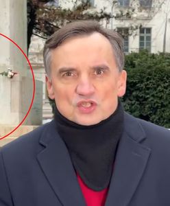 Ziobro reaguje na zajęcie majątku. W tle węgierski pomnik