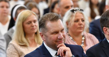Szwagier Czarnka został dyrektorem szkoły. Pensja zdziwiła prezesa ZNP