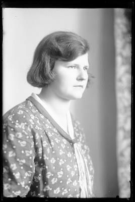 Nierozpoznana służąca w 1930 roku