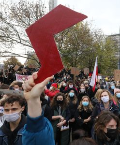 Znak błyskawicy. Symbol Strajku Kobiet, ale i Szarych Szeregów