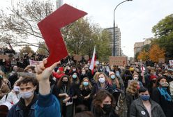 Znak błyskawicy. Symbol Strajku Kobiet, ale i Szarych Szeregów