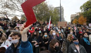 Znak błyskawicy. Symbol Strajku Kobiet, ale i Szarych Szeregów