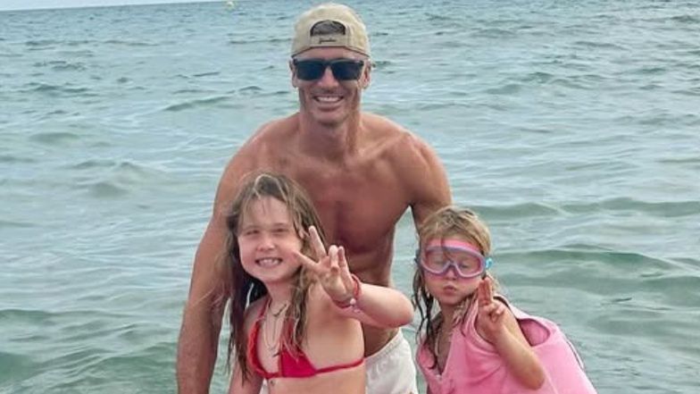 Robert Lewandowski dokazuje z córkami w morzu. Tata na medal?