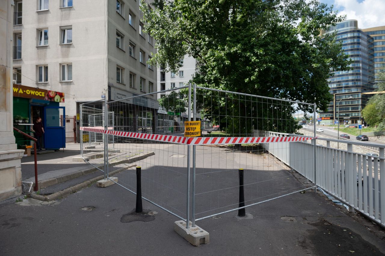 Warszawa. Początek prac nad chodnikami w al. Armii Ludowej