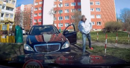 „Kierowca mercedesa nie raczył się cofnąć”. Sprzeczka na wąskiej uliczce w Lublinie